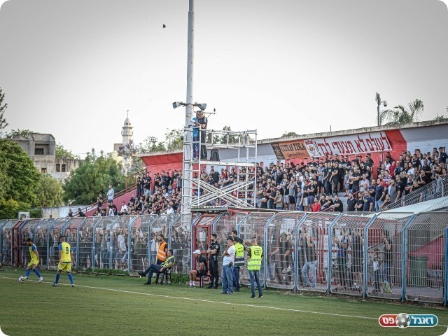 האם העונה תסתיים בחגיגה? אוהדי טירה. (צילום: נזיה סולטאן)
